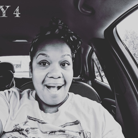 Meet your Posher, Monique - Picture 2 of 4